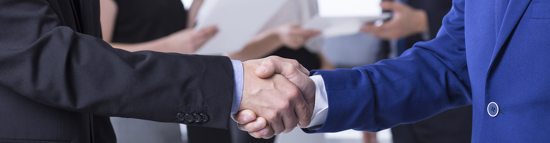 Leasing empresas - Personas de negocios con traje dando la mano Leasing empresas - Personas de negocios con traje dando la mano