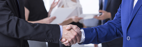 Leasing empresas - Personas de negocios con traje dando la mano Leasing empresas - Personas de negocios con traje dando la mano