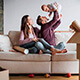 Momento La familia crece - Pareja con su hijo haciendo la mudanza de su nueva casa felices