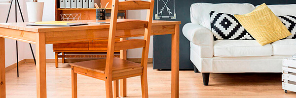 Simulador de hipotecas - Salon de una casa con sofa, mesa y sillas Simulador de hipotecas - Salon de una casa con sofa, mesa y sillas