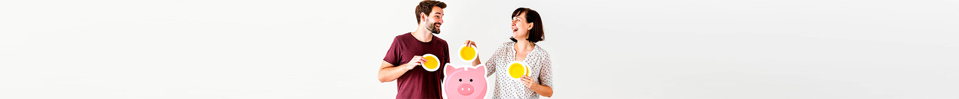 Simulador de Aportaciones Periódicas - Pareja sonriendo mientras que están metiendo monedas en una hucha con forma de cerdo Simulador de Aportaciones Periódicas - Pareja sonriendo mientras que están metiendo monedas en una hucha con forma de cerdo