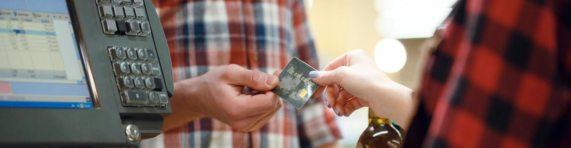 TPV Fijo - Hombre dando una tarjeta de credito a una cajera en un supermercado junto a un tpv TPV Fijo - Hombre dando una tarjeta de credito a una cajera en un supermercado junto a un tpv