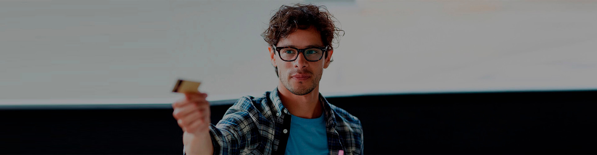 Tarjetas recomendador - Chico con gafas con una tarjeta en la mano Tarjetas recomendador - Chico con gafas con una tarjeta en la mano