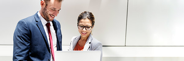 Financiacion de Impuestos y Seguros Sociales - Hombre y mujer de negocios con traje y corbata mirando una tablet y hablando de negocios y financiacion de empresas Financiacion de Impuestos y Seguros Sociales - Hombre y mujer de negocios con traje y corbata mirando una tablet y hablando de negocios y financiacion de empresas