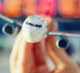 Momento Comenzar a exportar e importar - Mano sujetando un avión de juguete en un aeropuerto Momento Comenzar a exportar e importar - Mano sujetando un avión de juguete en un aeropuerto