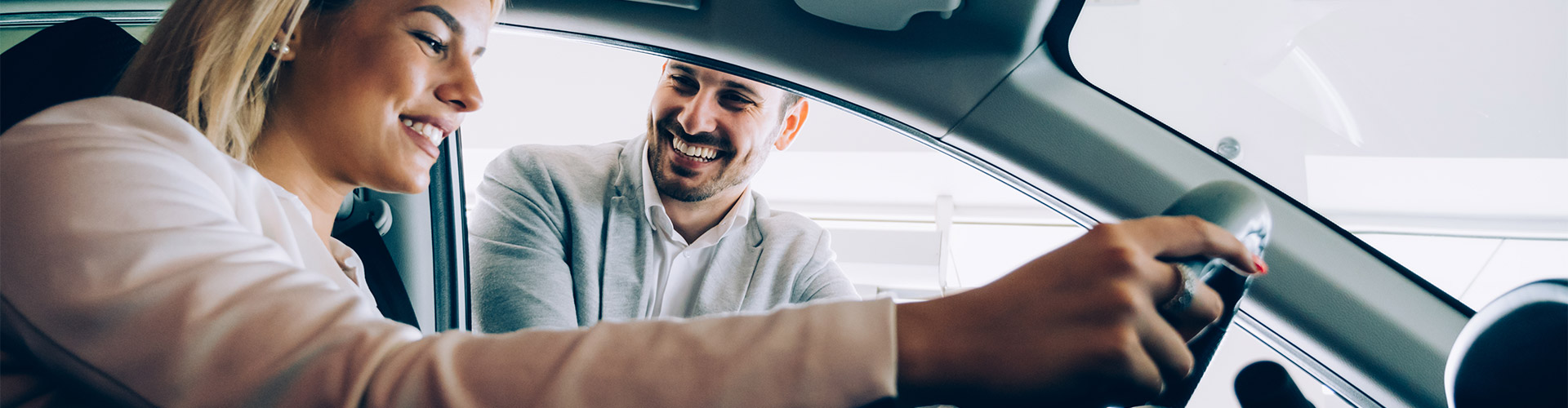 Préstamos Coche - Una cliente feliz comprando un coche nuevo Préstamos Coche - Una cliente feliz comprando un coche nuevo