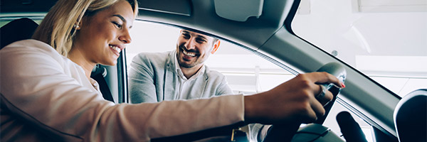 Préstamos Coche - Una cliente feliz comprando un coche nuevo Préstamos Coche - Una cliente feliz comprando un coche nuevo