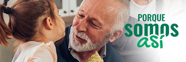Programa Porque Somos Así Pensionista - Abuelos me edd avanzada en la cocina de su casa con su nieta cocinando galletas y sonriendo Programa Porque Somos Así Pensionista - Abuelos me edd avanzada en la cocina de su casa con su nieta cocinando galletas y sonriendo