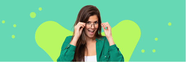 Cuenta_Joven_Mujer_Sonriendo_Desenfadada_con_Gafas Cuenta_Joven_Mujer_Sonriendo_Desenfadada_con_Gafas