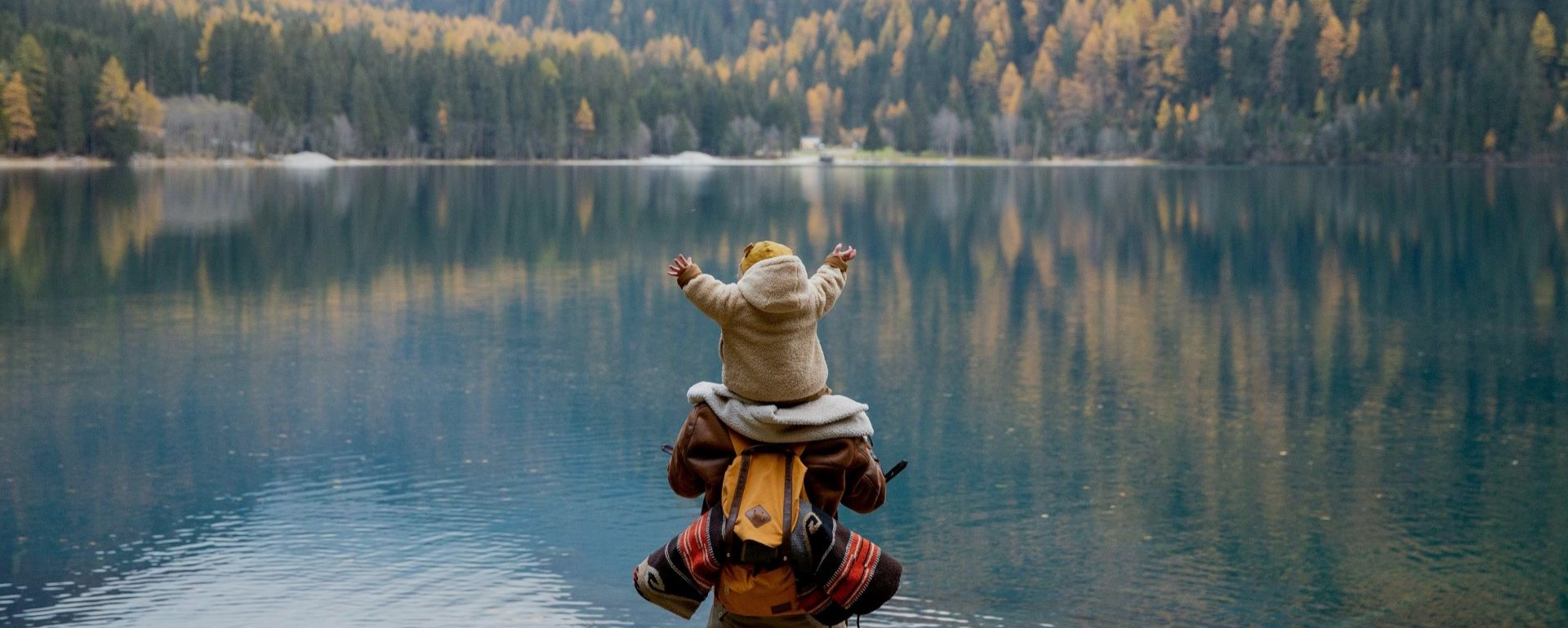 PADRE E HIJO DE AVENTURA POR EL LAGO