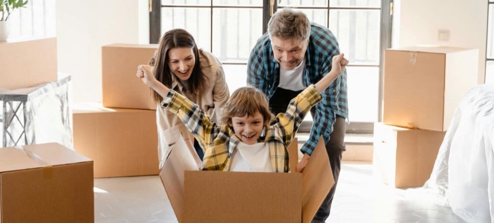 padres jugando con su hijo