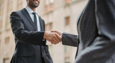 Apretón de manos entre dos hombres