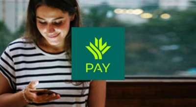 Chica con el movil usando la app Ruralvía Pay