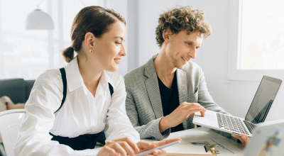 Dos compañeros de trabajo delante del ordenador