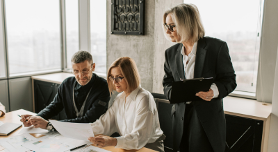 Tres compañeros de trabajo en la oficina