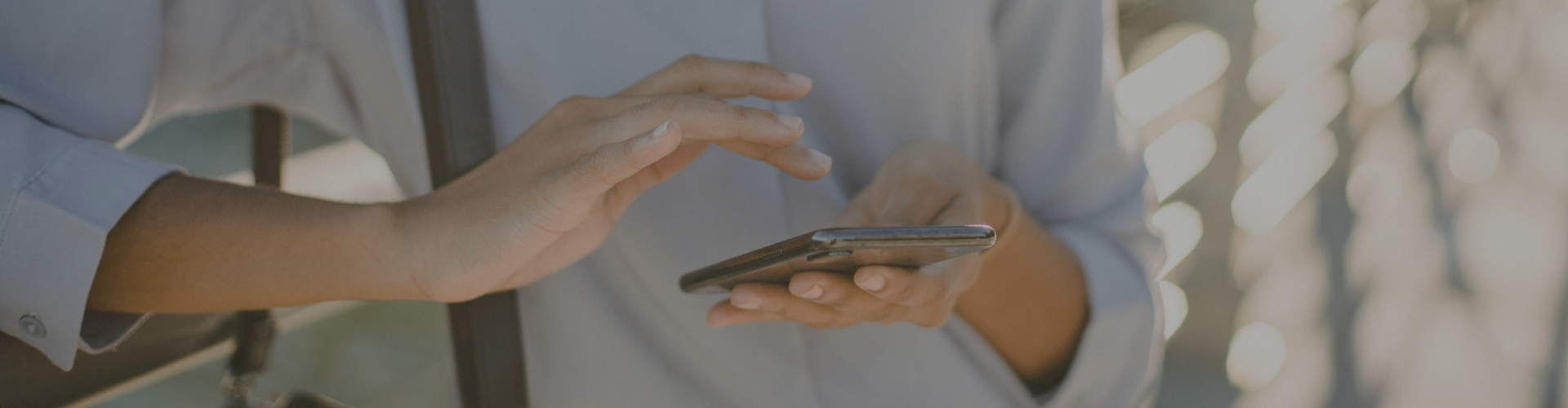 Mujer con teléfono móvil