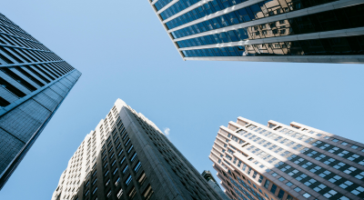 Vista de edificios altos desde abajo con cielo azul