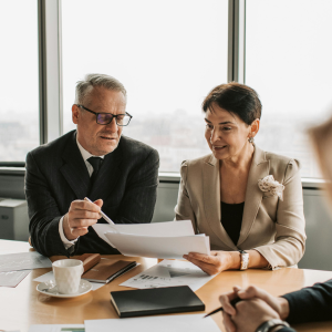 Mujer y hombre de negocios hablando sentados