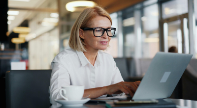 Mujer con gafas trabajando con el ordenador
