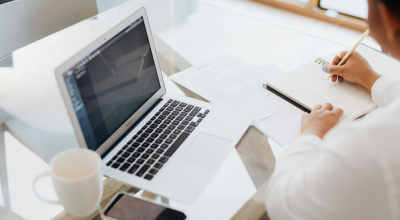 Mesa de trabajo con ordenador y papeles