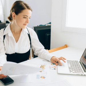 Mujer delante de ordenador