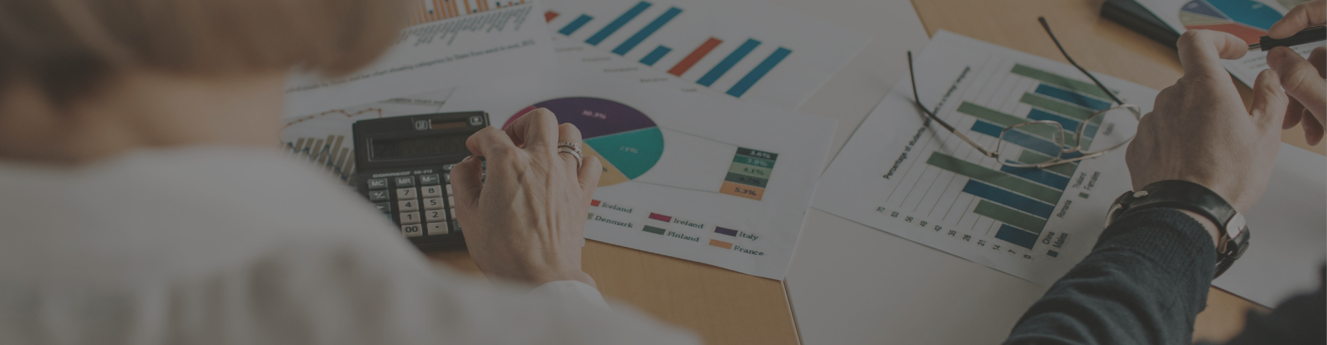 Mesa de trabajo con papeles con gráficos