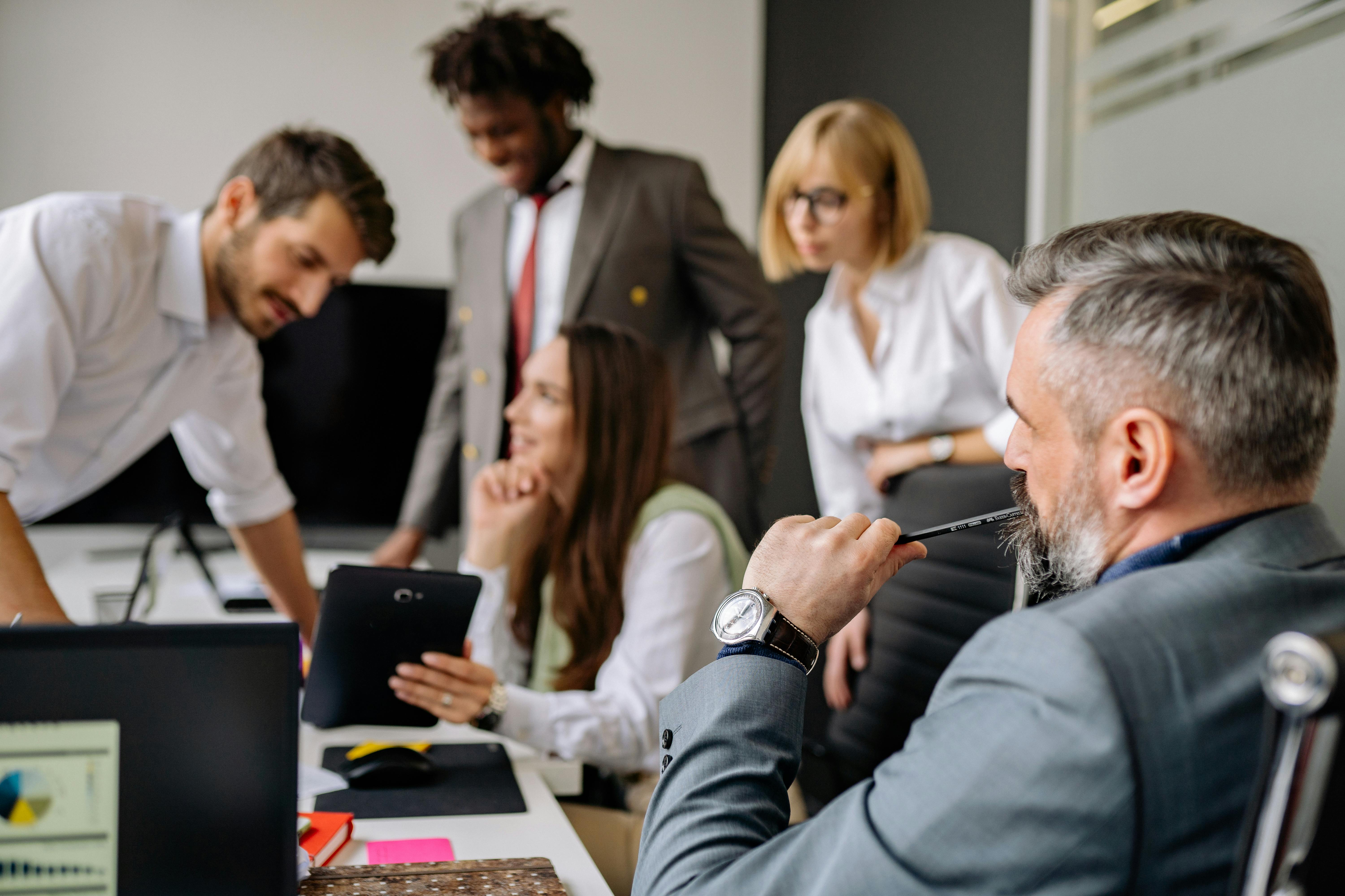 Compañeros de trabajo reunidos