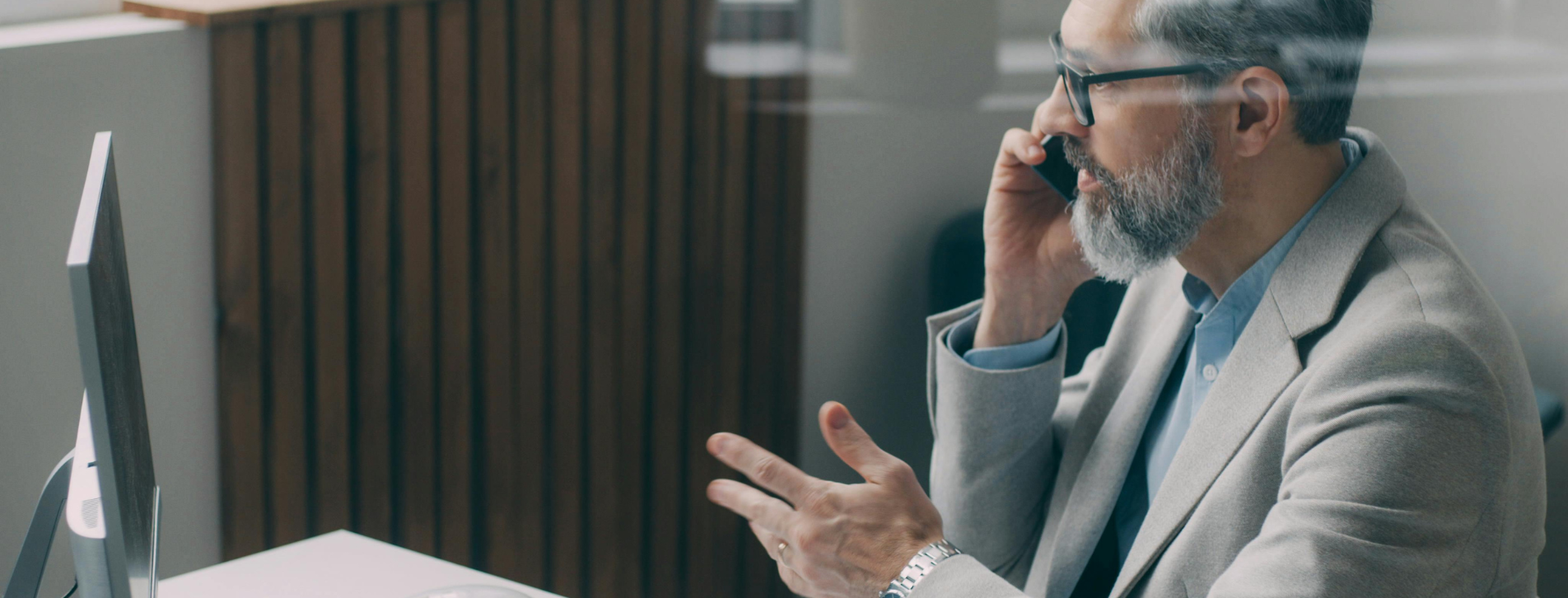 Hombre de negocios hablando por teléfono en su despacho