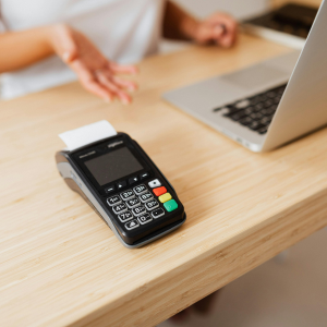 TPV sobre mesa de madera al lado de ordenador
