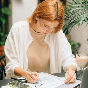 Mujer con papeleos sobre una mesa