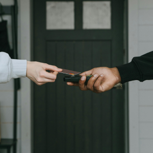 Mano pagando con tarjeta en un tpv