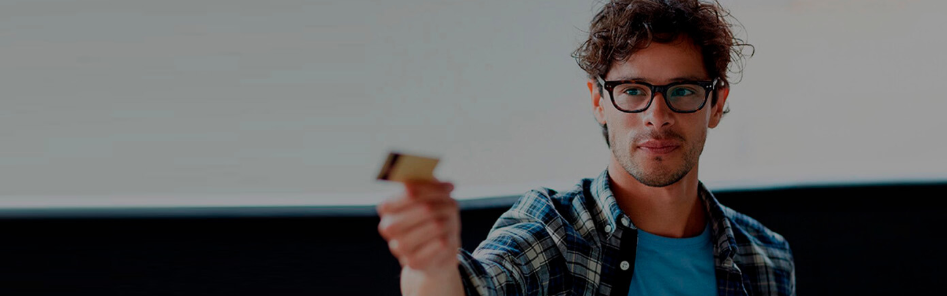 chico con tarjeta de credito