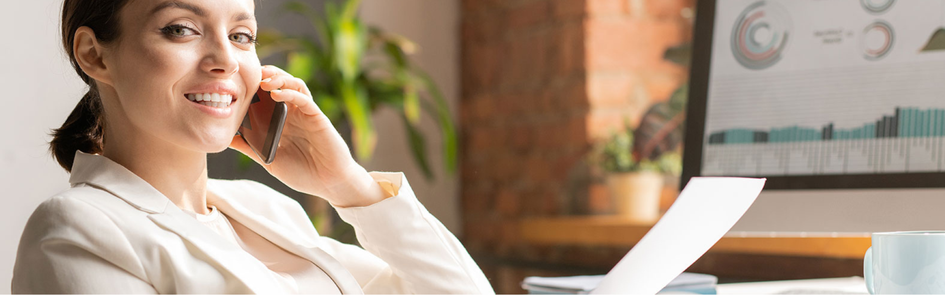 Mujer hablando por telefono y mirando a cámara