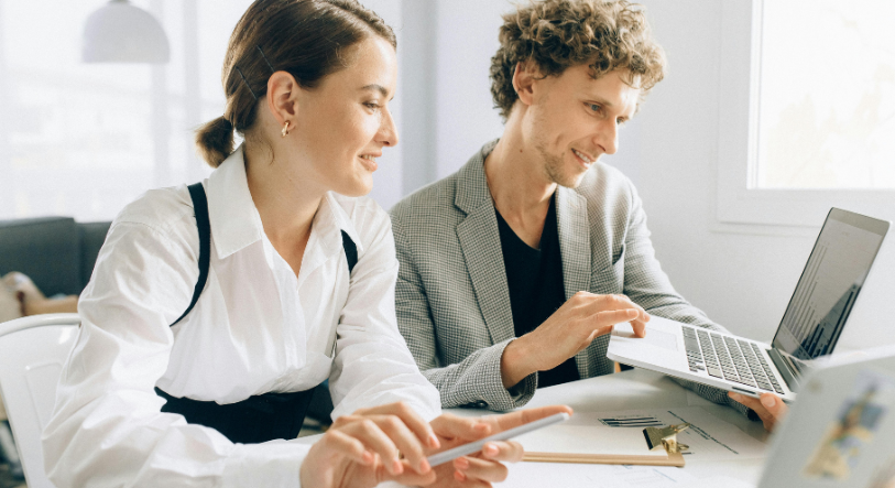 Compañeros de trabajo trabajando frente al ordenador