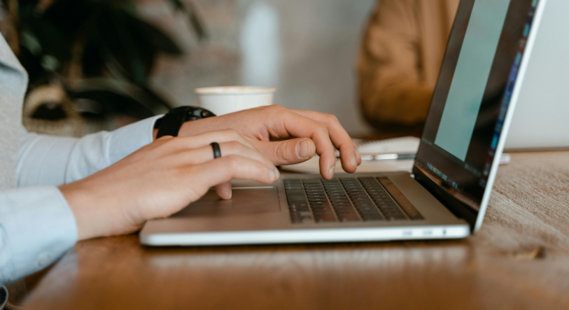 Primer mano de manos tecleando en el ordenador