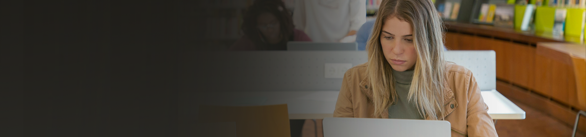 chica rubia estudiando en la biblioteca