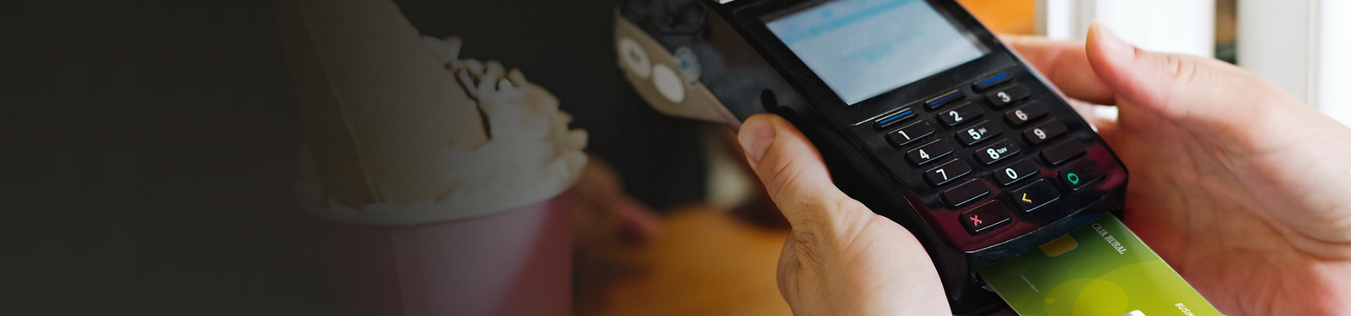 Manos usando un TPV con tarjeta
