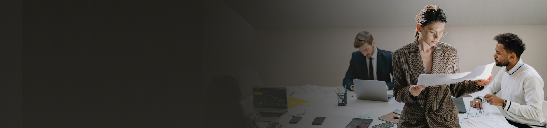 Compañeros trabajando en la oficina