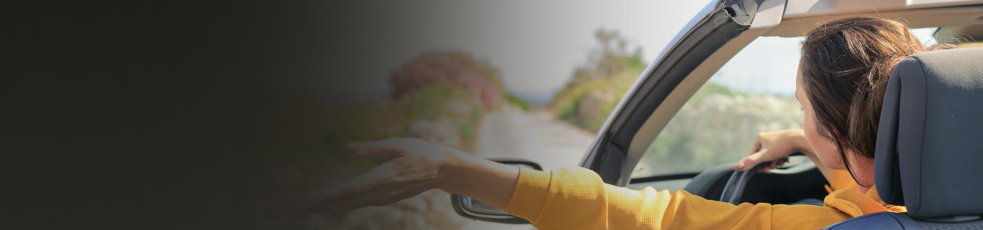 mujer sacando la mano por la ventana del coche
