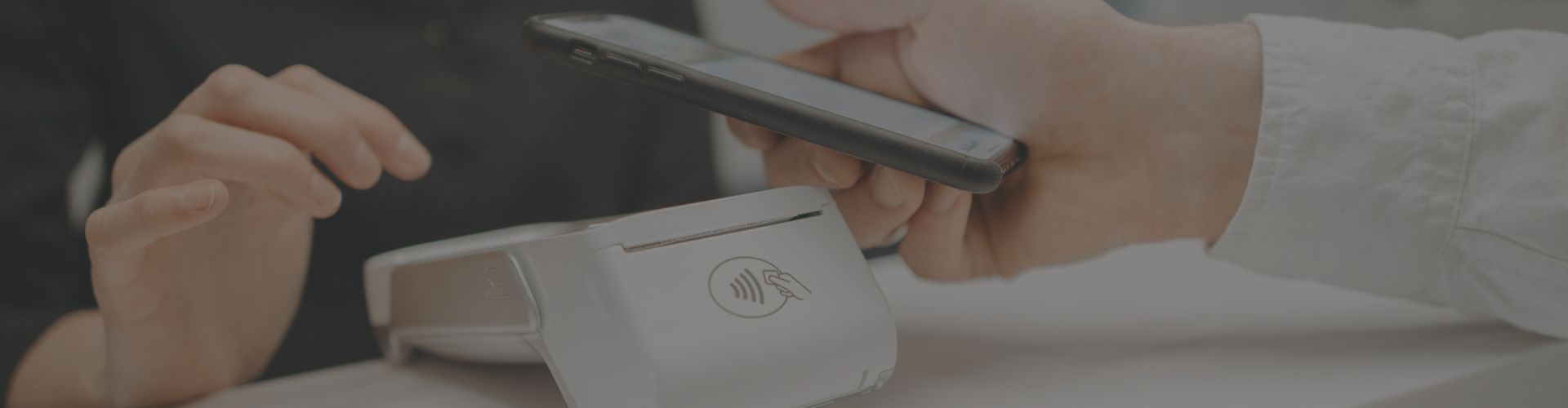 cliente usando un TPV