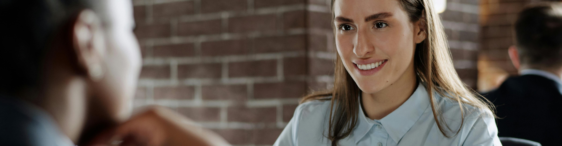 Mujer hablando con una persona de espaldas