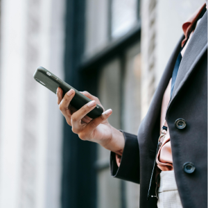 Mano de persona con móvil