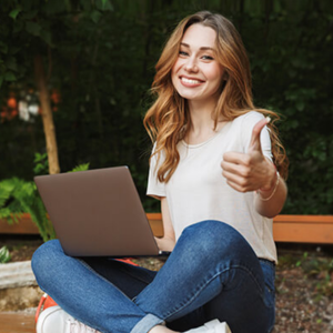 Chica joven sonriendo mirando a cámara
