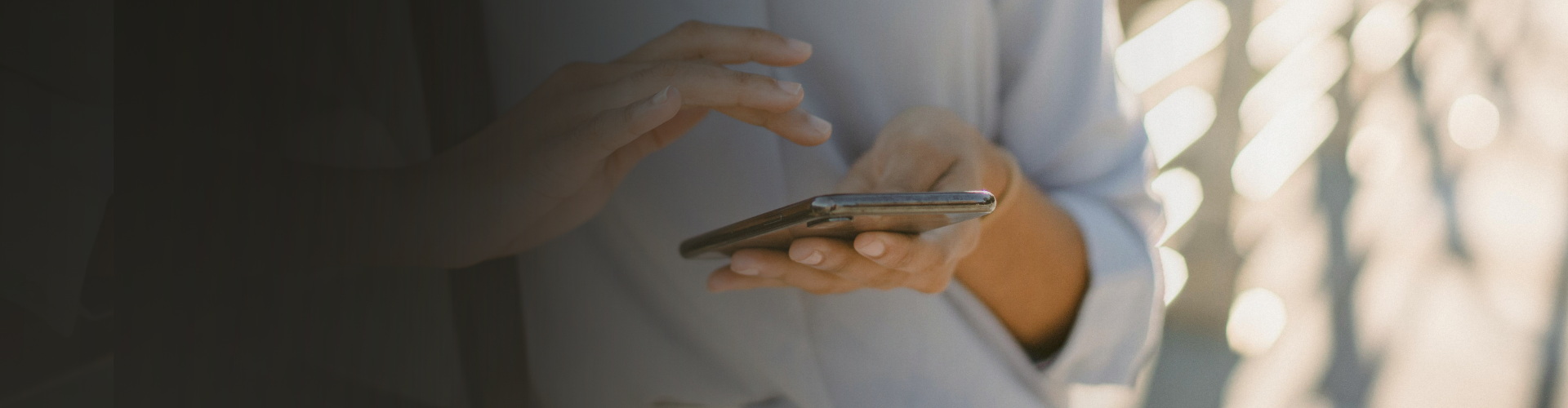 Mujer con móvil en las manos