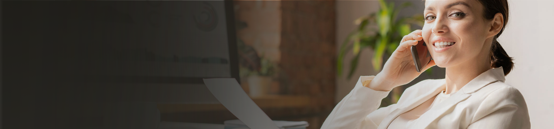 Mujer hablando por teléfono y mirando a cámara