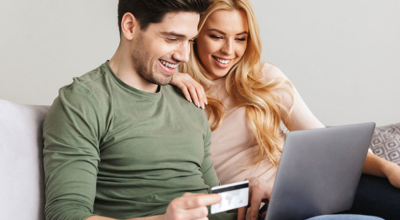 Pareja comprando online con tarjeta