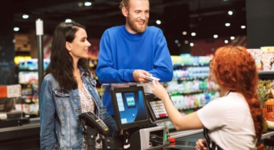Pareja en el cajero de supermercado