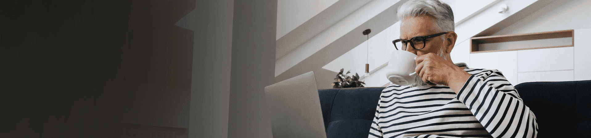 Hombre mirando ordenador en casa