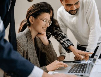 Equipo de trabajo en la oficina