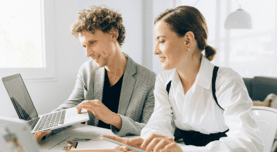 Compañeros de trabajo en oficina